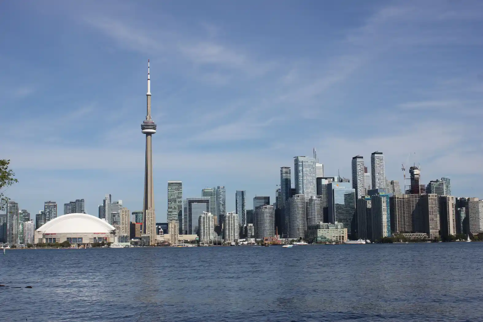 Supreme Court affirms medical treatment methods are unpatentable: Panorama de Toronto com o horizonte ao fundo, a torre CN e prédios comerciais vistos do lago em um dia claro